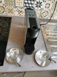 a juicer sitting on top of a counter with two dishes at Cosy Europarlament apartment in Brussels