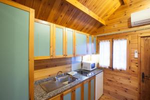 Kuchyň nebo kuchyňský kout v ubytování Camping Gironella