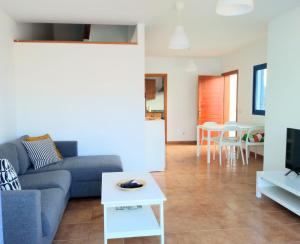 salon z kanapą i stołem w obiekcie Villa la 29 w mieście Playa Blanca