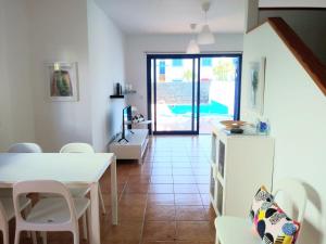kuchnia i jadalnia ze stołem i krzesłami w obiekcie Villa la 29 w mieście Playa Blanca