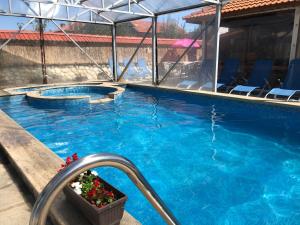 Bazén v ubytování Family Hotel Carpe Diem nebo v jeho okolí