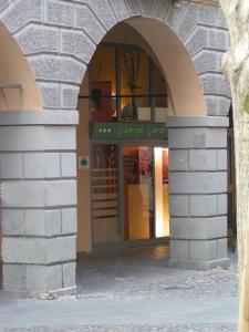 wejście do budynku z łukowymi drzwiami w obiekcie Albergo Verdi w Padwie