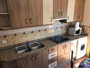 a kitchen with a sink and a microwave at Apartamento Ruidera Plaza in Ruidera