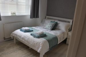 Un pat sau paturi într-o cameră la The Annexe in Ditcheat