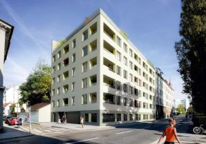 una persona caminando delante de un gran edificio en Augarten Apartment, en Graz