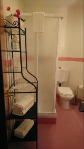 リスボンにあるカーサ ベルモンテのバスルーム(トイレ付)、棚(タオル付) +24枚の写真