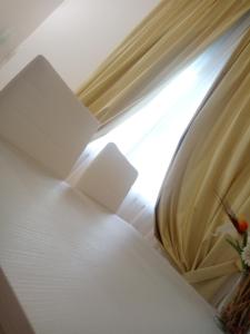 una camera con finestra e letto con lampada di Officina Urban Sleep a San Benedetto del Tronto