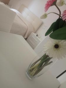 un vase avec une fleur sur une table dans l'établissement Officina Urban Sleep, à San Benedetto del Tronto
