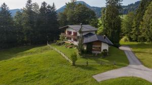 una casa en la cima de una colina en Haus Kipfen, en Sibratsgfäll