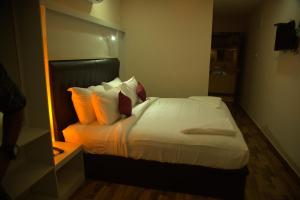 Posteľ alebo postele v izbe v ubytovaní Hotel Wayanad Square