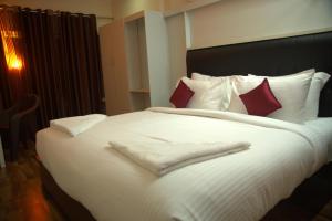 Posteľ alebo postele v izbe v ubytovaní Hotel Wayanad Square