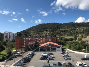 un estacionamiento con autos estacionados en un estacionamiento en TORREBLANCA, en Oviedo