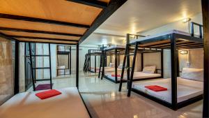 Rúm í herbergi á Siem Reap Pub Hostel