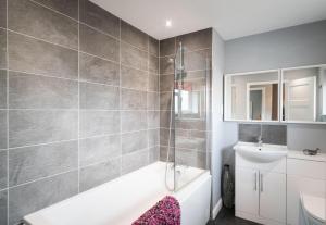Ένα μπάνιο στο Hunters Lodge Exeter, Free Parking, Country Views, Great Wi-Fi, Large Garden +32 φωτογραφίες