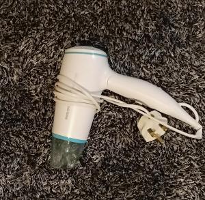 ein weißer Plastikbecher mit einer Schnur darum in der Unterkunft E Life D Summit Residences With Wifi & Netflix in Johor Bahru