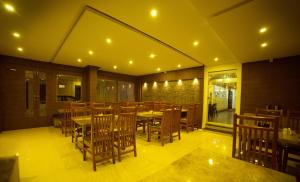 Reštaurácia alebo iné gastronomické zariadenie v ubytovaní Hotel Wayanad Square