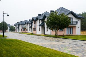 una fila de casas en una calle en Hotel Załęcze en Pątnów