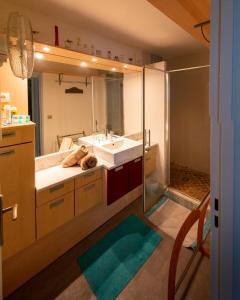 La salle de bains est pourvue d'un lavabo et d'un miroir. dans l'établissement APPARTEMENT VUE SUR LE PORT, centre ville ST GILLES LES BAINS Ile de la réunion, à Saint-Gilles les Bains