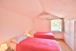 2 łóżka w małym pokoju z oknem w obiekcie Vela Portofino by KlabHouse w Protofino