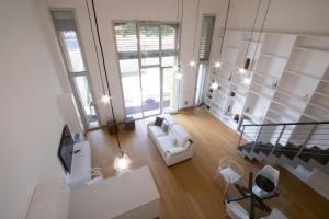 uma vista para uma sala de estar com um sofá branco em Loft Milano Manifatture em Milão