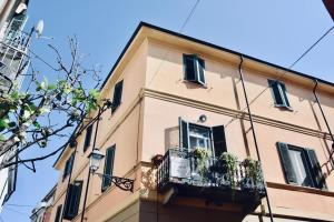 a building with a balcony with plants on it at Casa Cristina in Casale Monferrato