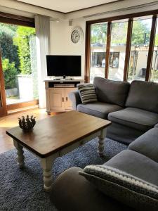 sala de estar con sofá y mesa de centro en Reewold Veluwe en Putten