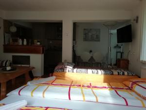 Zimmer mit 2 Betten und einem Tisch in der Unterkunft Apartment Beganovic in Kulen Vakuf