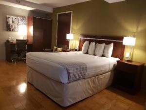 A bed or beds in a room at Best Western Bowery Hanbee Hotel