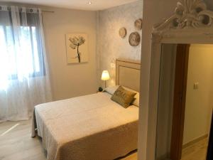 a bedroom with a bed and a window at La Laguna Luxe Apartment in La Laguna