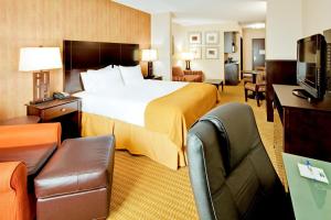een hotelkamer met een groot bed en een televisie bij Holiday Inn Express Hotel & Suites Lebanon, an IHG Hotel in Lebanon