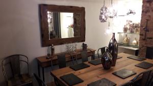 Havisham House في وبرن: غرفة طعام مع طاولة مع كراسي ومرآة