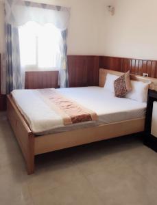Ein Bett oder Betten in einem Zimmer der Unterkunft Hoang Son hotel