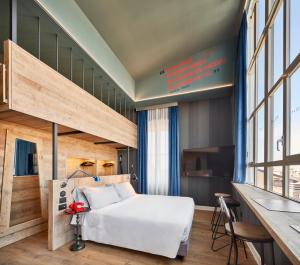 um quarto com uma cama, uma mesa e uma secretária em The Modernist Hotel em Trieste