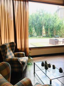 Część wypoczynkowa w obiekcie Hotel AV Apartamentos Lobios