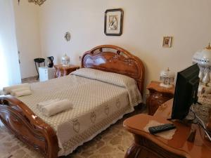 1 dormitorio con 1 cama y escritorio con ordenador en San Caloiru Home, en Naro