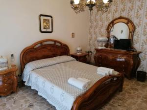 1 dormitorio con 1 cama con 2 toallas en San Caloiru Home, en Naro