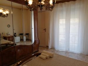 baño con espejo grande y vestidor en San Caloiru Home, en Naro