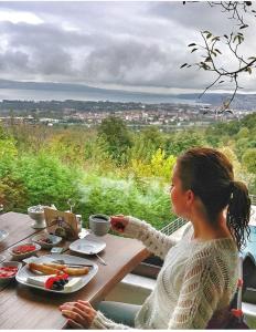 una mujer sentada en una mesa con un plato de comida en Sapanca Dilek Konagi Hotel, en Sapanca