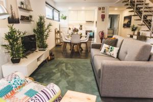 a living room with a couch and a table at Casa Alivas in Furnas