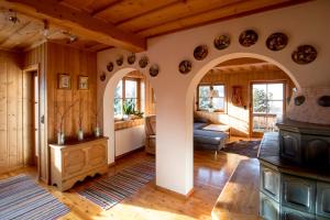 ein Wohnzimmer mit einem Torbogen in einem Haus in der Unterkunft Haus Sonnseitn Murau für 6 bis 8 Personen in Sankt Egidi