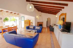 ベニッサにあるEl Molino - well-furnished holiday villa in Benissaのリビングルーム(青いソファ、テーブル付)