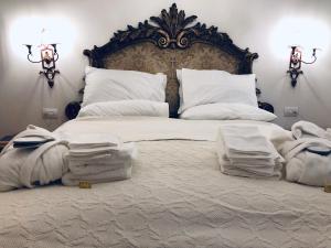 A bed or beds in a room at Visione Via Sant’Andrea delle Fratte, 36