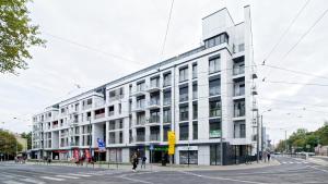 un edificio blanco en la esquina de una calle en Apartament Business, en Poznan