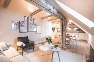 ein Wohnzimmer mit einem Sofa und einem Tisch in der Unterkunft Saltbloom Apartments in Lüneburg