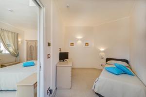 Postel nebo postele na pokoji v ubytování Hotel Cala Lunga
