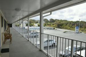 un balcon avec des voitures garées dans un parking dans l'établissement Pilgrim Sands on Long Beach, à Plymouth
