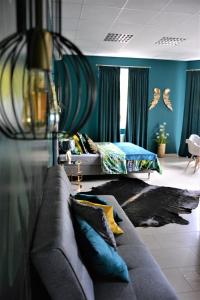 Apartamenty i pokoje „Pod Jedynką” في كونستانتينوف وودسكي: غرفة معيشة مع أريكة وسرير
