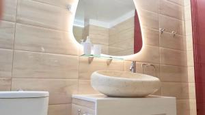ein Bad mit einem Waschbecken und einem WC in der Unterkunft The Metropolis Residence Rhodes in Rhodos (Stadt)