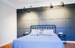una camera da letto con un letto con due cuscini sopra di Alte Schule Gästehaus - The principal's rooms Appartment a Bitburg