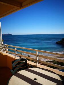 een bank op een balkon met uitzicht op de oceaan bij Voramar in Calpe